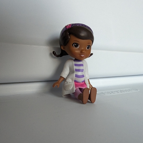 Disney Jr Doc McStuffins 4in Cake Topper Purple White just play Removable Coat - Picture 3 of 12